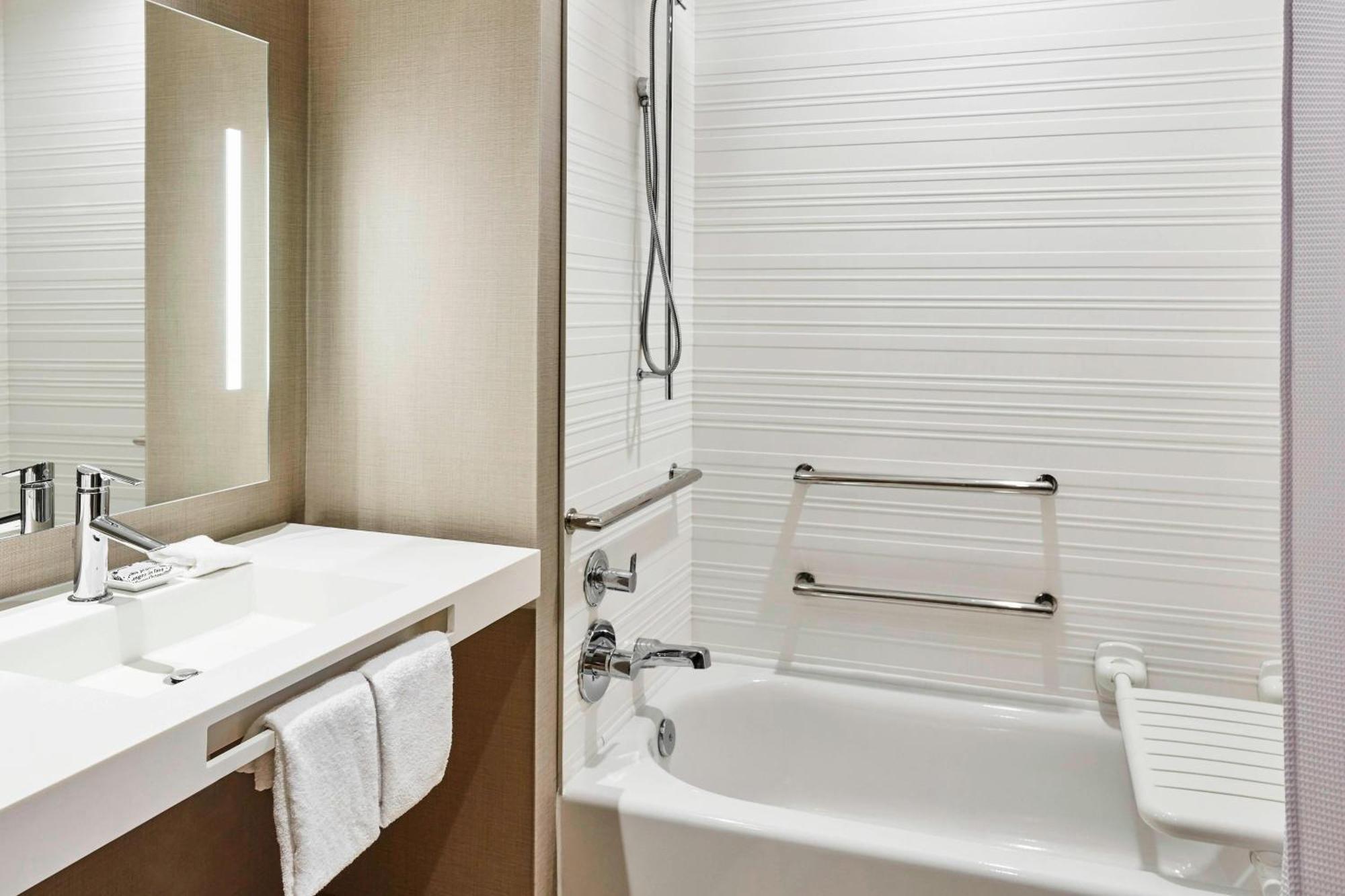 Ac Hotel By Marriott Cincinnati At The Banks Екстериор снимка